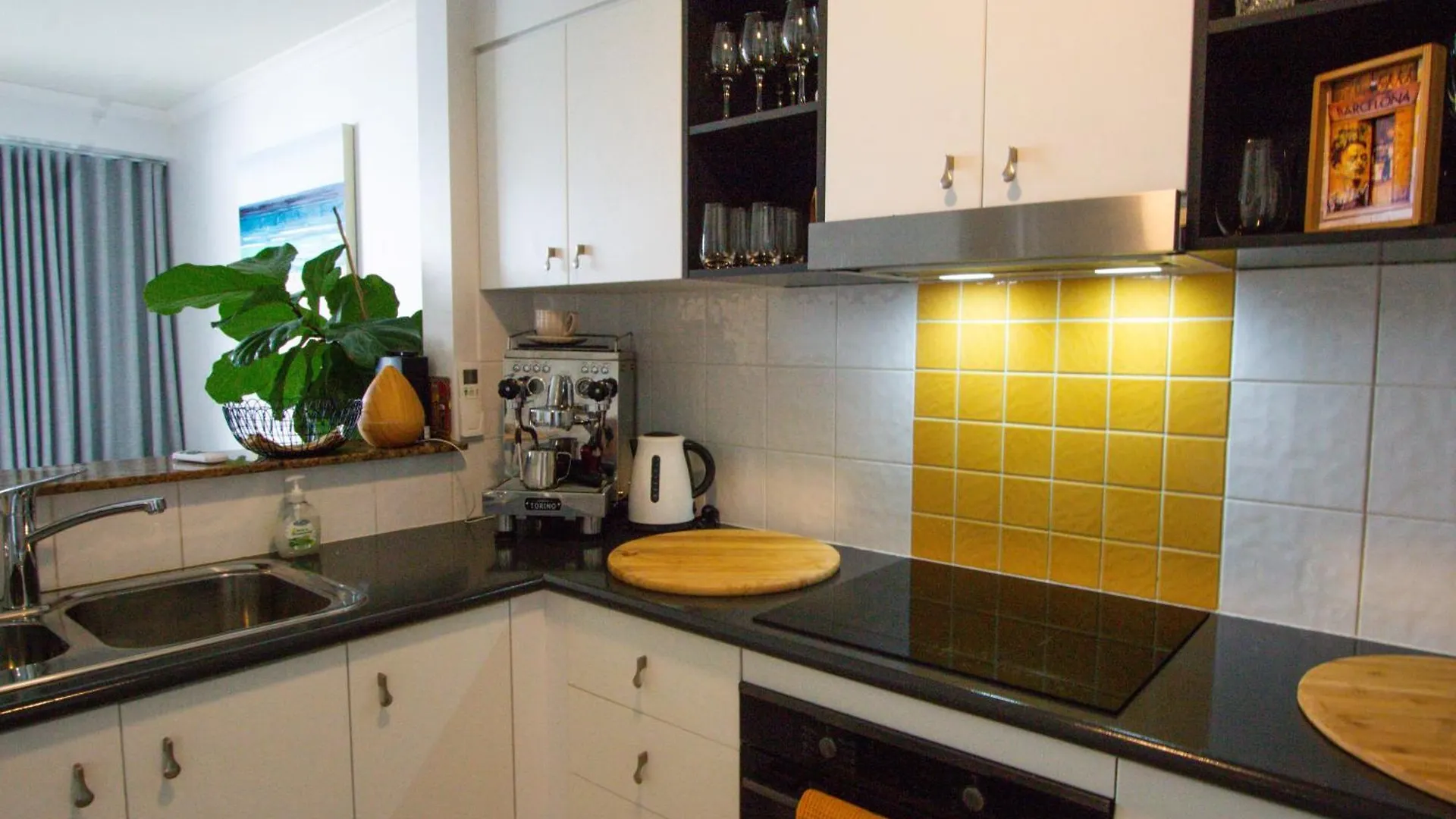 Deluxe Resort Apartment - Sunshine Coast Alexandra Headland